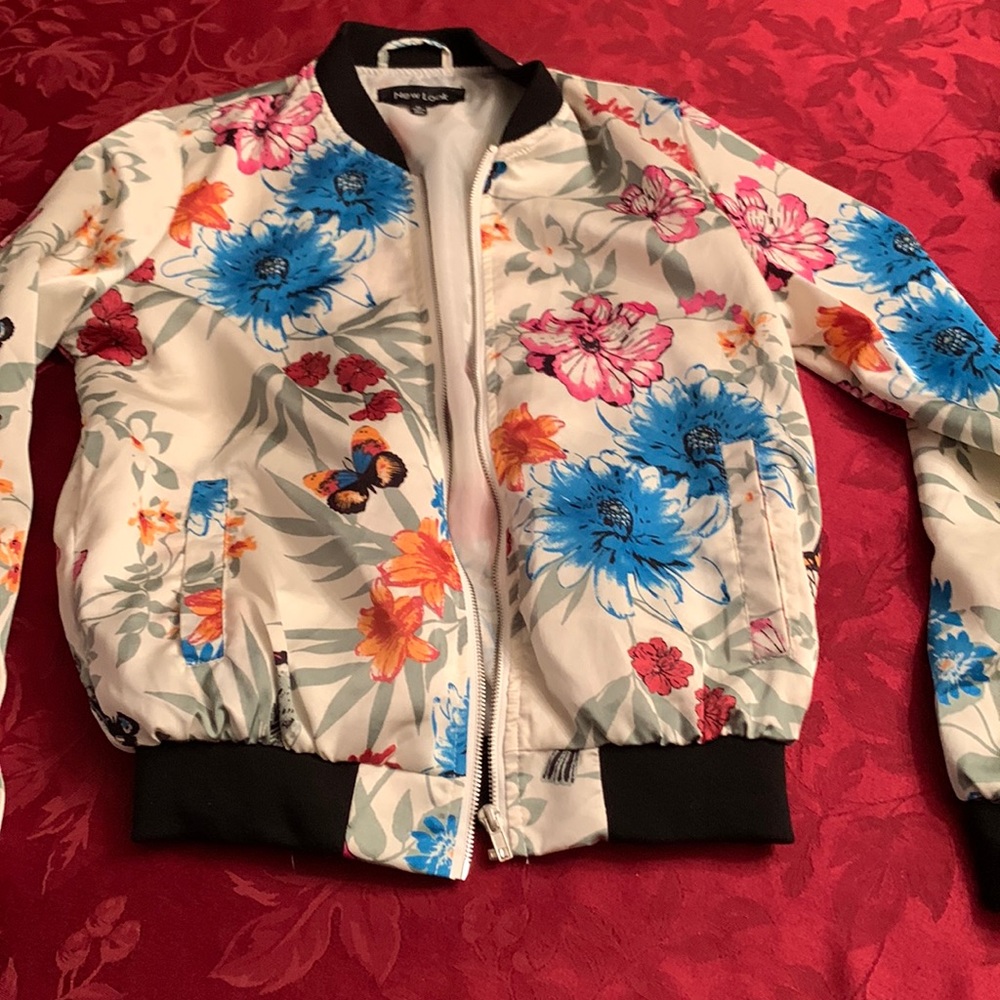 Nee Look size Med white flowery print Zip jacket 100 poly lining 100 poly shell